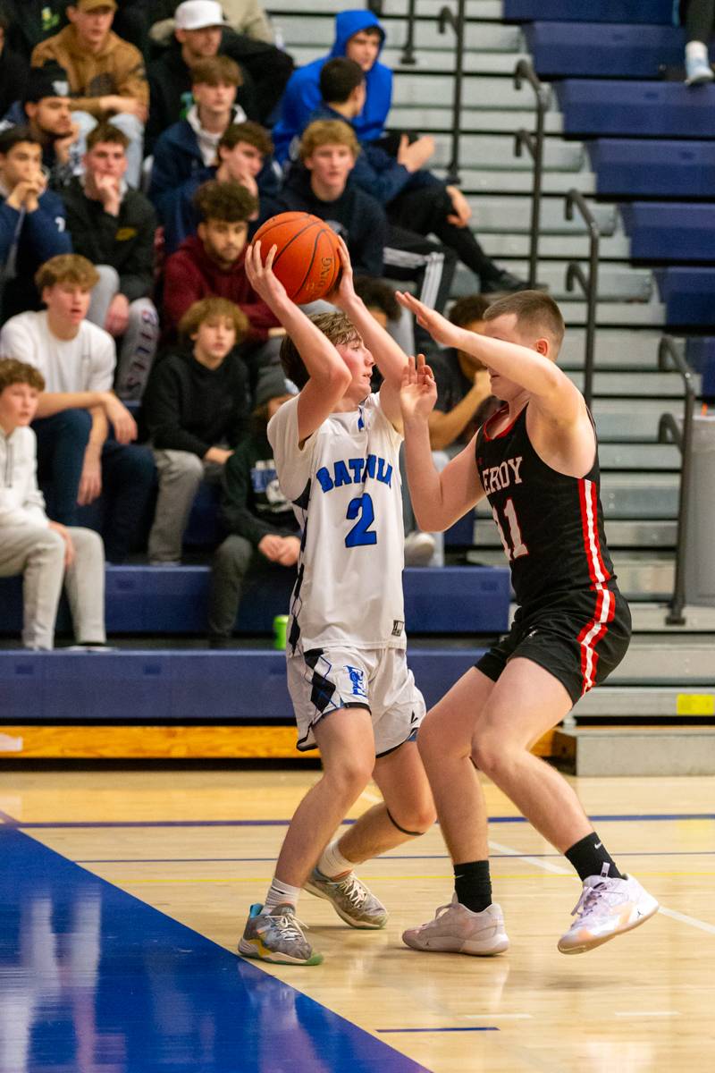 Cruze Rapone prepares a pass towards the hoop.  Photo by Steve Ognibene