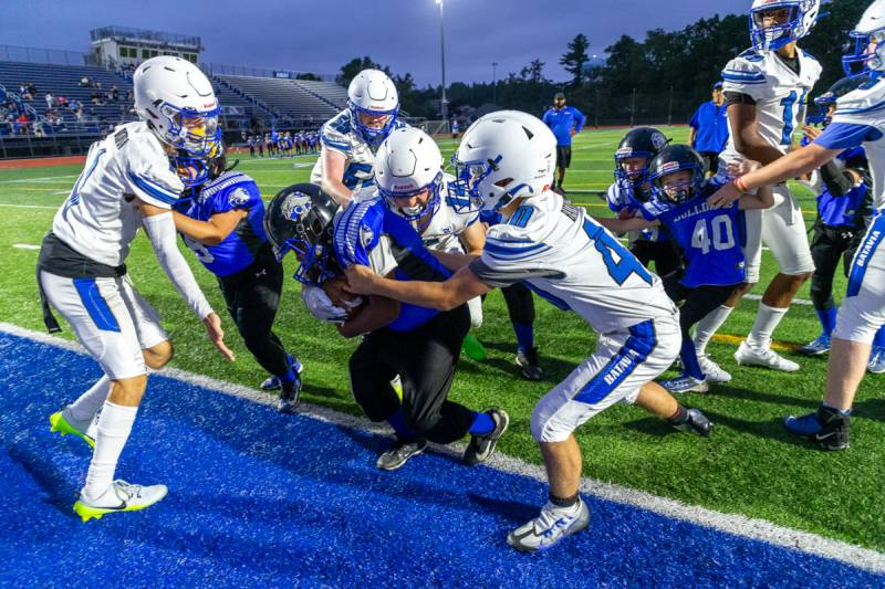 Bulldawgs, Z. Truesdale scores to win the game for his team late in the fourth quarter versus Blue Devils.  Photo by Steve Ognibene