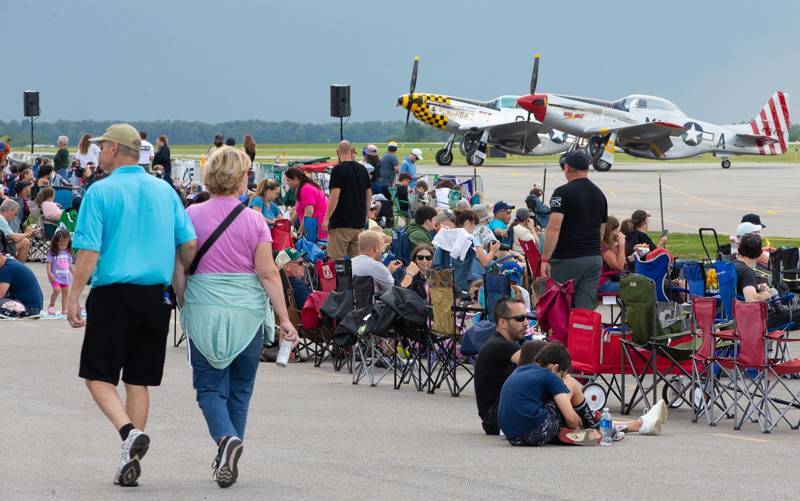 Crowd at wings over batavia