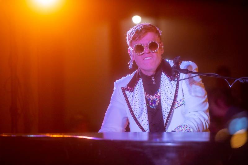 jason ostrowski as elton john batavia downs